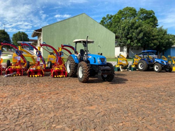 Administrao Municipal entrega equipamentos agrcolas para associaes de produtores