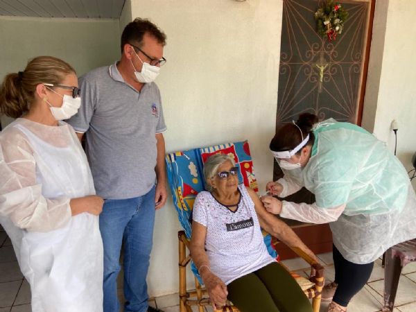 Covid-19: Dona Libercina, 102 anos,  a primeira idosa vacinada