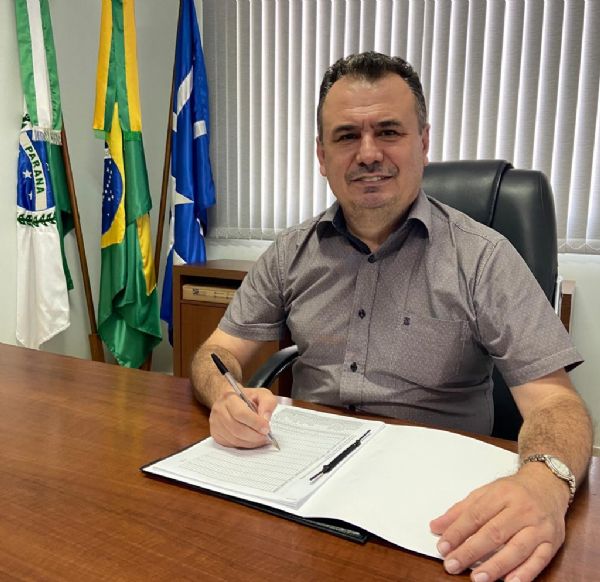 Segunda, quarta e sexta-feira, haver expediente normal nas reparties pblicas municipais