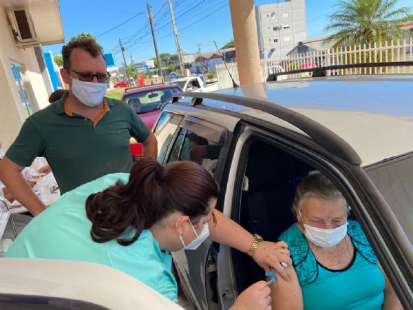 Salto do Lontra vacina mais de 100 idosos pelo sistema drive-thru