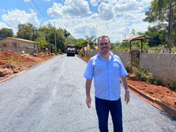 Prefeito Fernando Cadore acompanha obra de asfalto