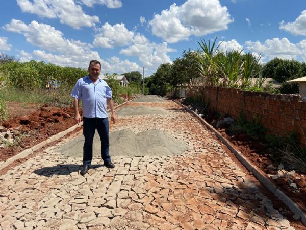 Prefeito Fernando Cadore acompanha obra de calçamento