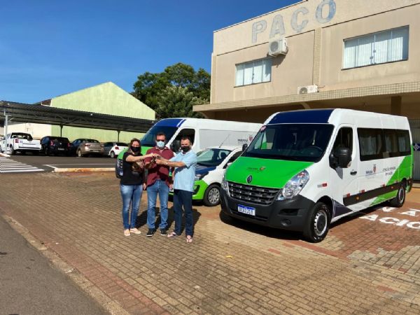 Administração Municipal entrega carro e vans para Secretaria de Saúde