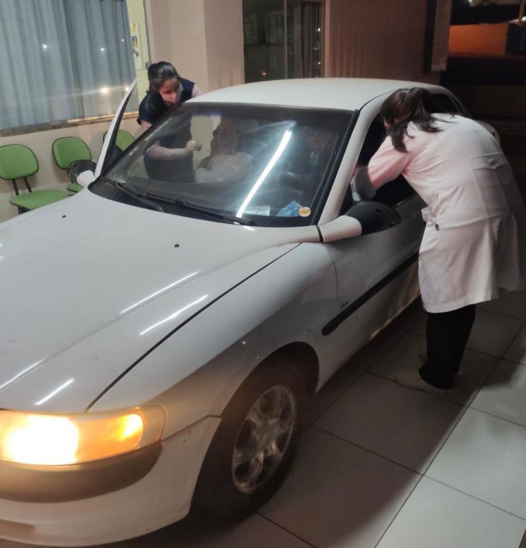 Secretaria de Saúde vacina mais de 500 pessoas em drive-thru contra Covid-19