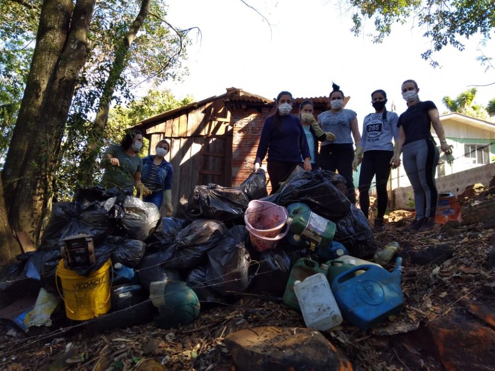 Agentes de Endemias coletam materiais s margens do Rio Lontra