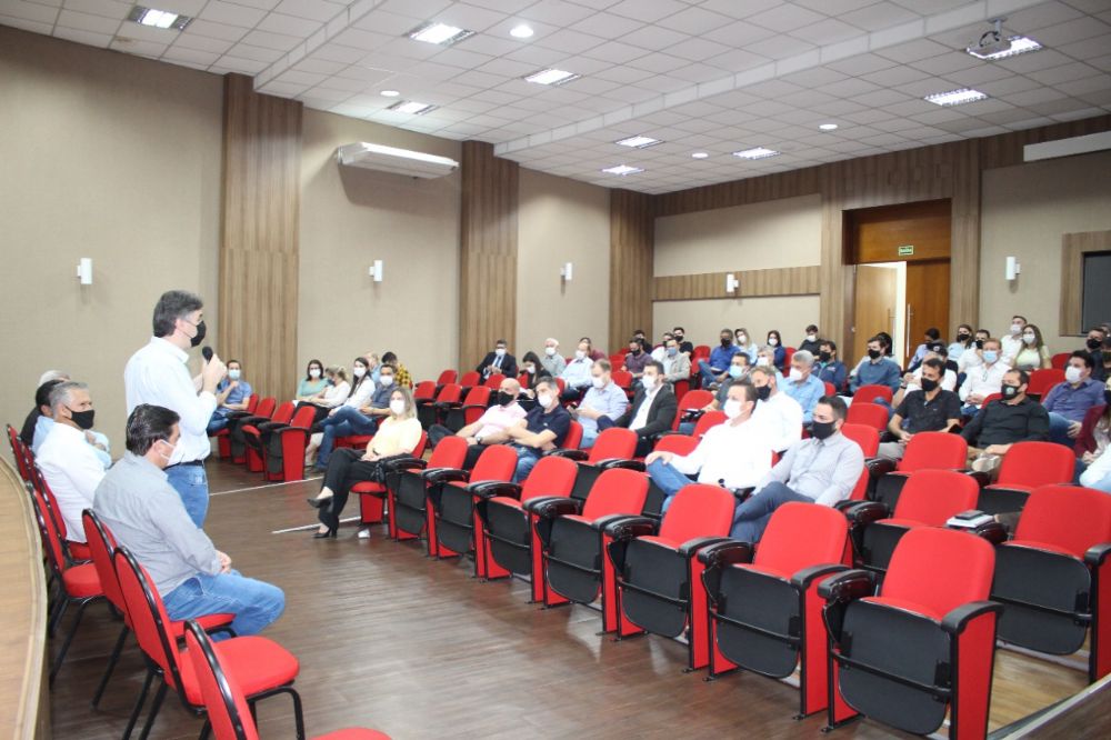 Vice-Prefeita Sandra Ribeiro participa de reunio na Amsop