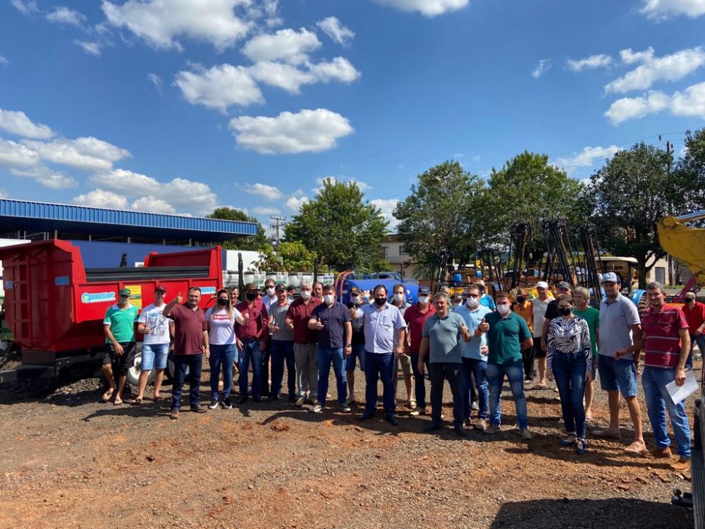 Administração Municipal entrega tratores e equipamentos agrícolas