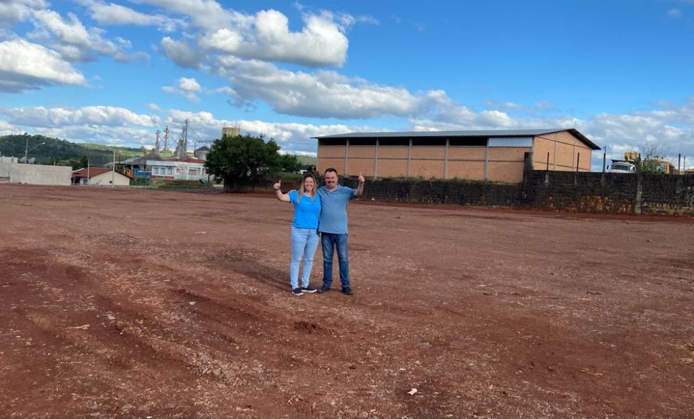 Prefeito Fernando e Vice Sandra acompanham terraplenagem para construo do Hospital Municipal
