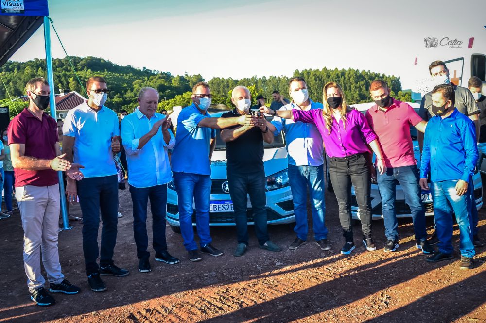 Secretaria de Sade recebe dois veculos Gol