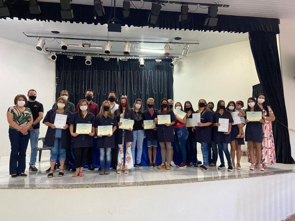 Participantes de Curso de Costura do Senai recebem certificados