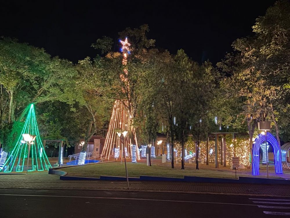 Praa e Lago Municipal recebem iluminao de Natal