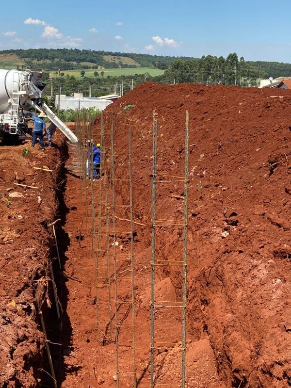 Começa construção do muro para obra do Hospital Municipal