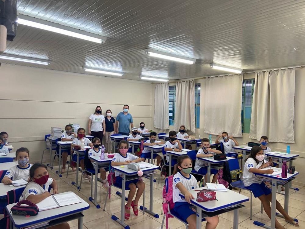Alunos da rede municipal de ensino ganham uniformes escolares