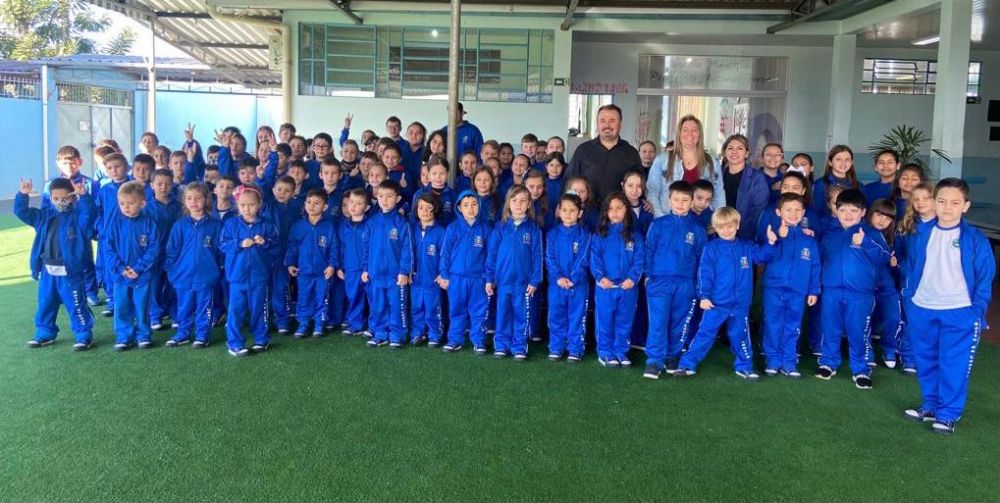 Administração Municipal entrega uniformes escolares de inverno