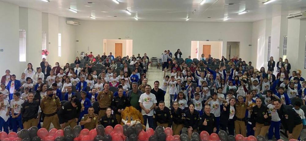 Quase 100 alunos recebem certificado de formatura do Proerd