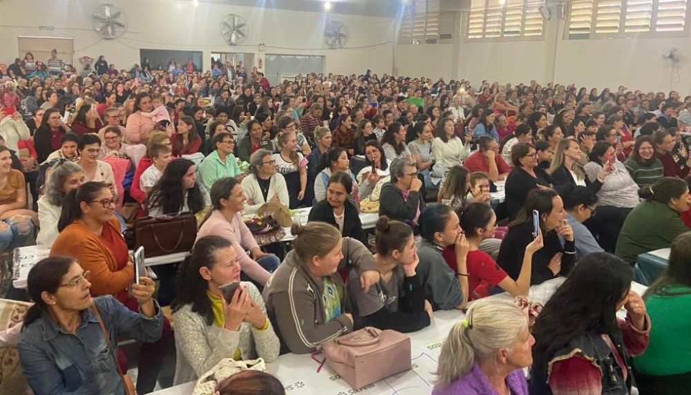 Comemoração do Dia das Mães: Orientações de saúde, atividade física, apresentações culturais e humor
