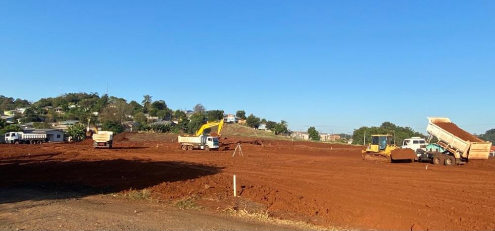 Começa terraplenagem para construção de Escola no Bairro Itaipu