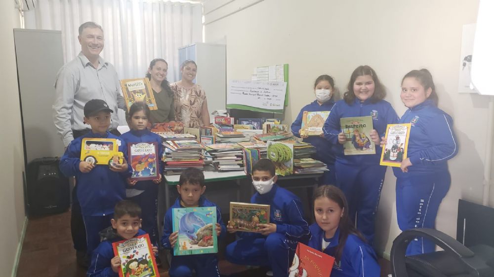 Escola do Bairro Itaipu adquiri mais de 300 livros