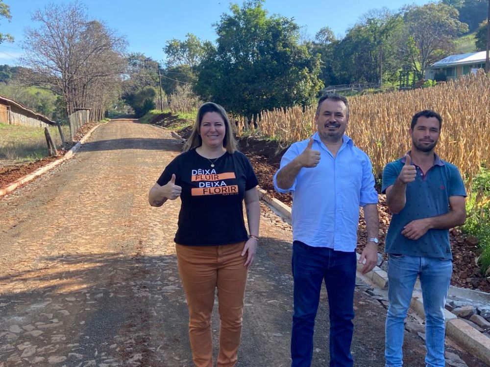 Administração Municipal faz calçamento com recursos próprios