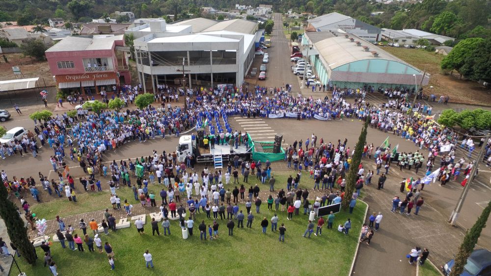 Desfile Cívico reúne centenas de pessoas no centro da cidade