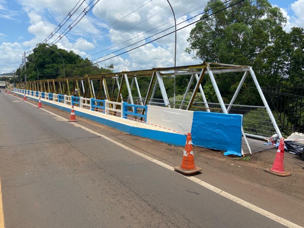 Passarela na ponte do Rio Lontra recebe melhorias