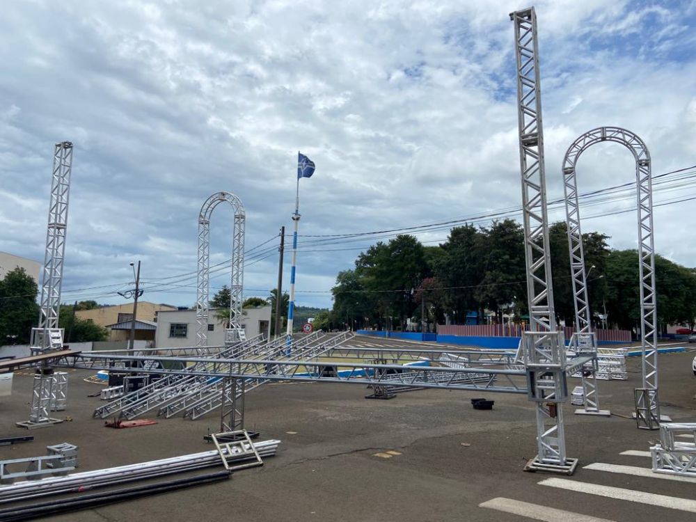 Comea montagem do palco para show dos 59 anos de Salto do Lontra