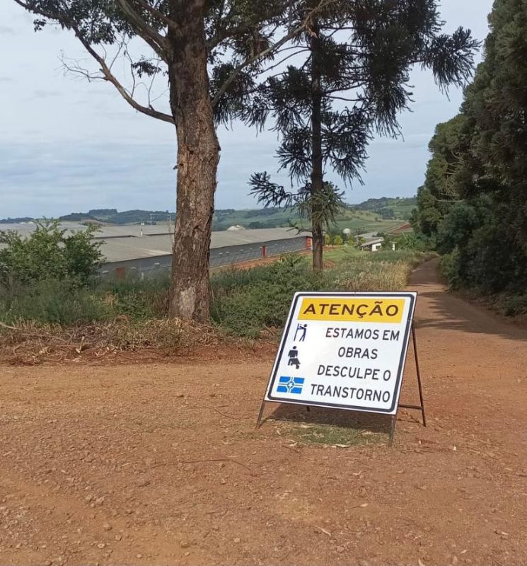 Estrada interditada no interior do município devido a obra de calçamento