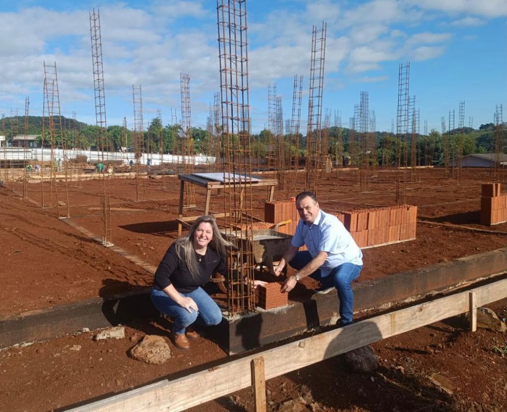 Fernando e Sandra colocam primeiro tijolo do Hospital Municipal