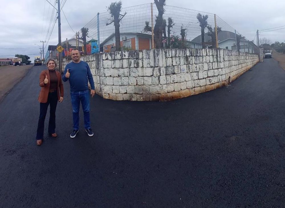 Obra de asfalto com recursos prprios no Bairro Itaipu