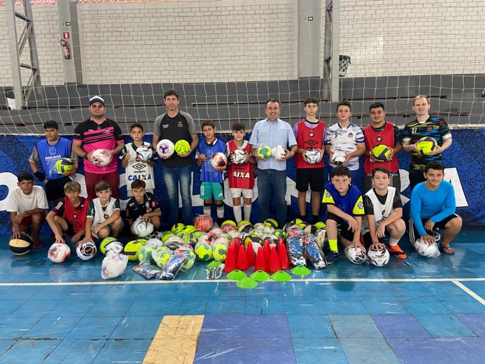 Prefeito Fernando Cadore faz entrega materiais esportivos