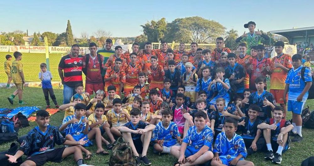 Escolinha Salto Futebol disputou competição em Pranchita