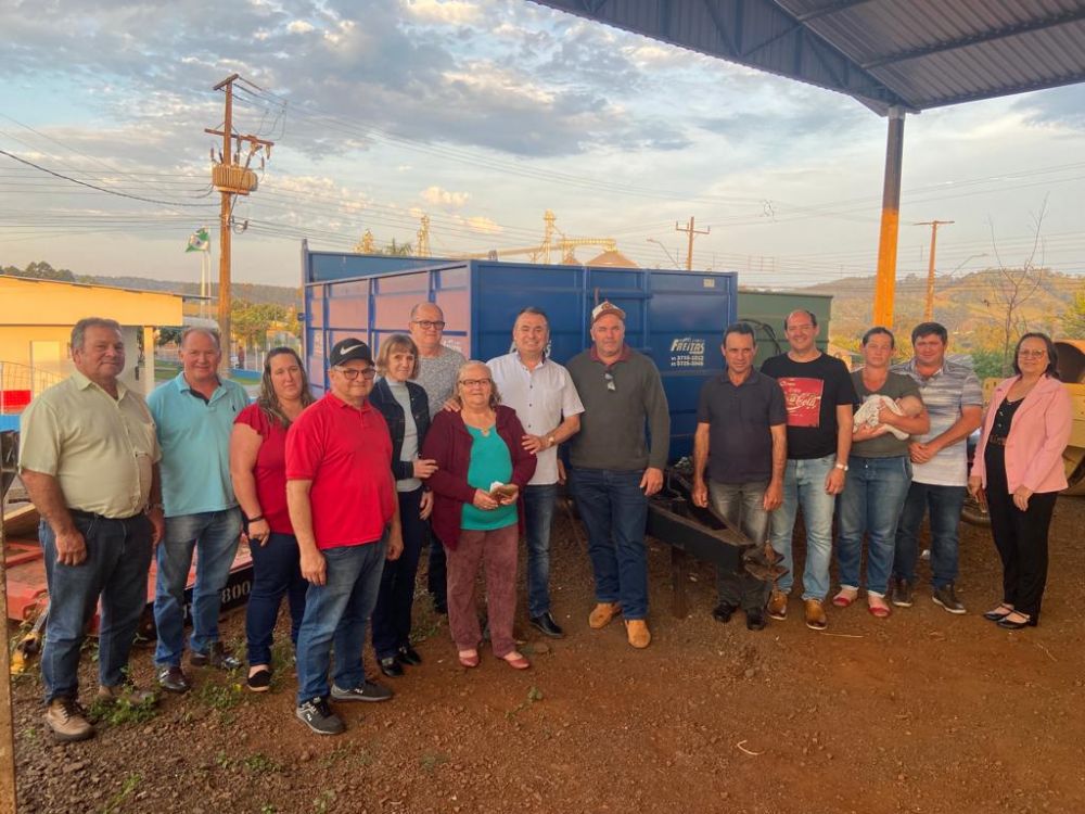 Administração Municipal entrega carreta agrícola para associação de agricultores