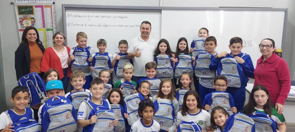 Prefeito Fernando Cadore entrega mochilas para alunos da rede municipal de ensino