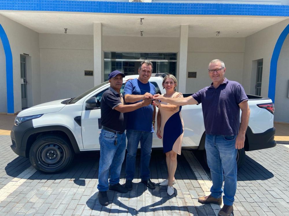 Secretaria de Educação recebe veículo novo