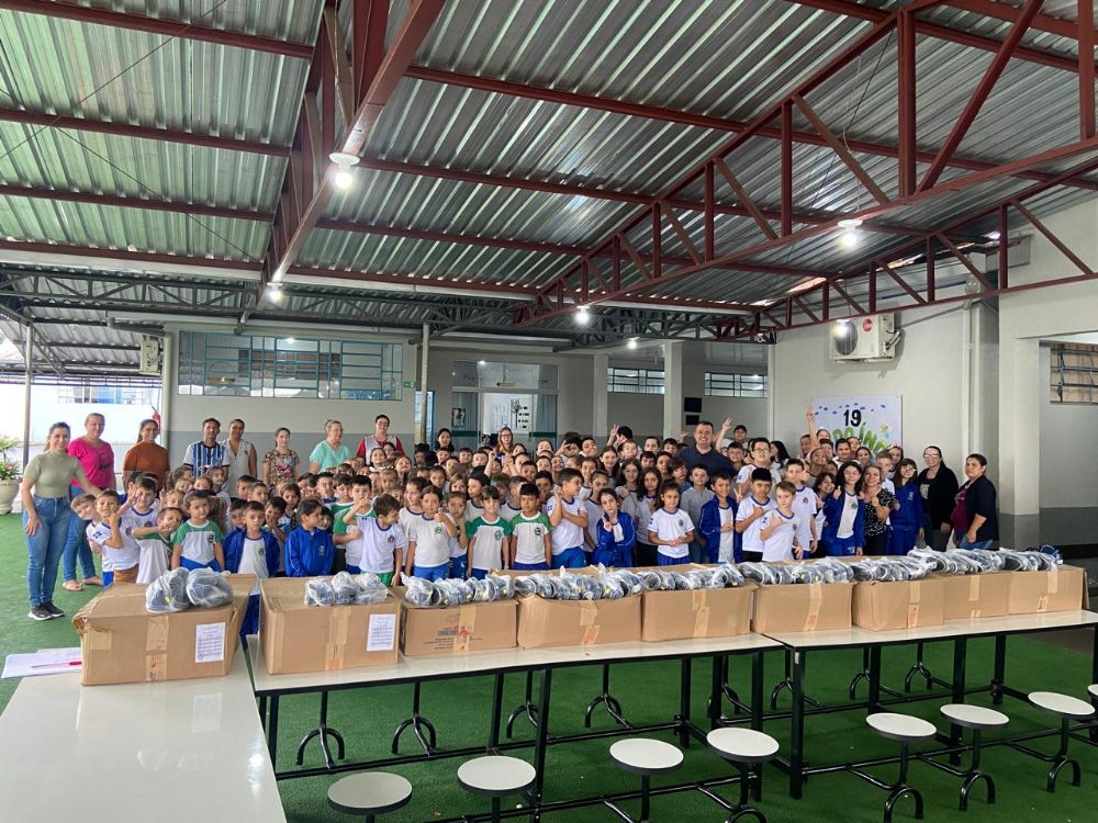 Salto do Lontra: Alunos da rede municipal de ensino recebem pares de tênis