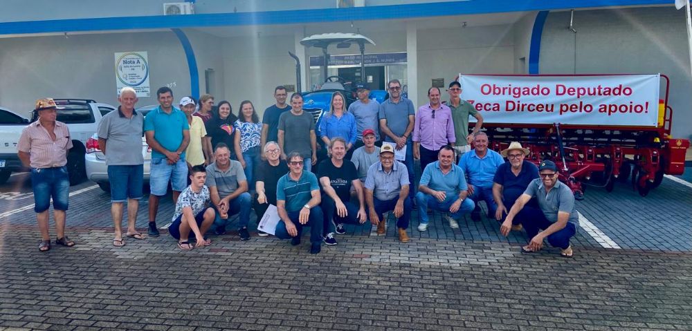 Associaes de agricultores recebem trator e plantadeira