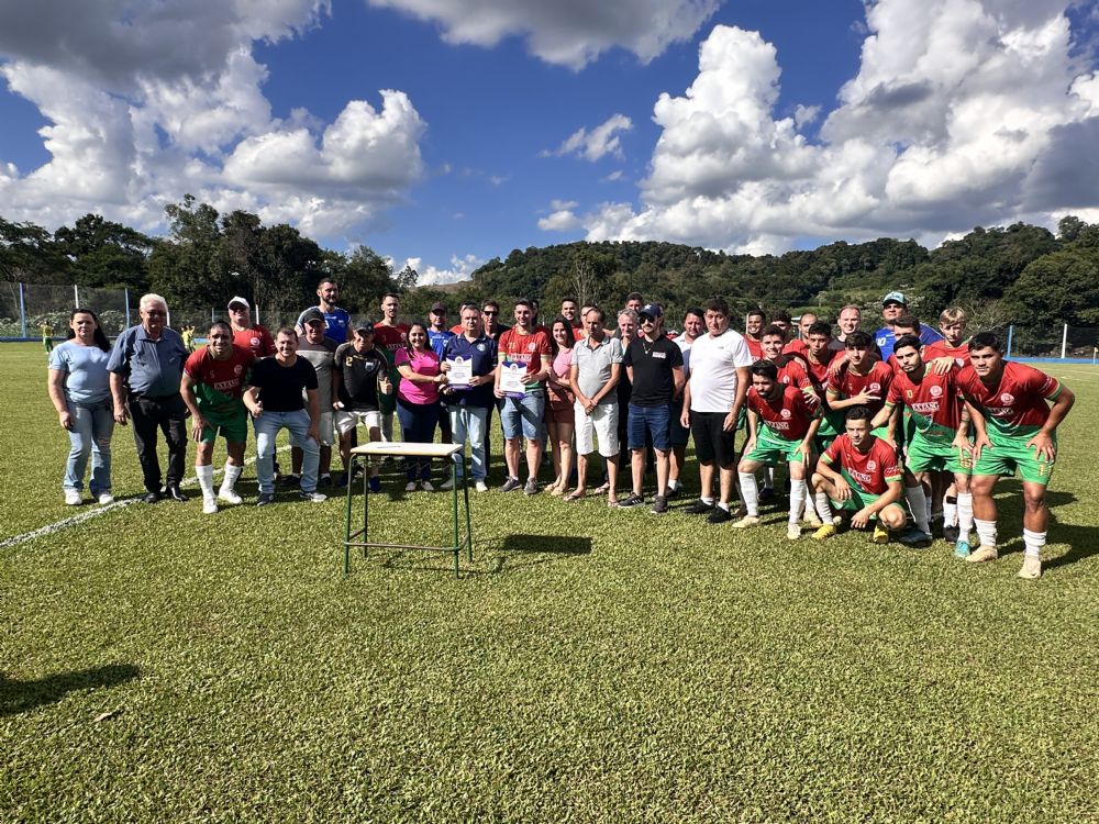 Administrao Municipal realiza inmeras melhorias no campo da comunidade de Santa Terezinha