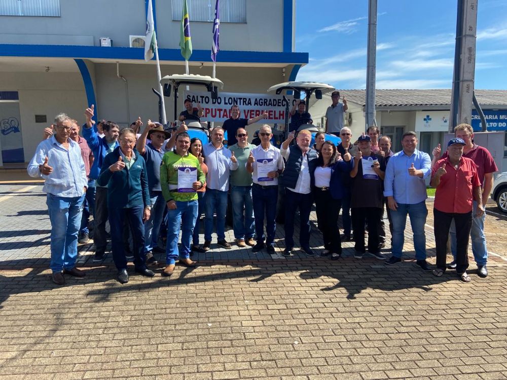 Administrao Municipal e deputado Vermelho entregam equipamentos para associaes de agricultores