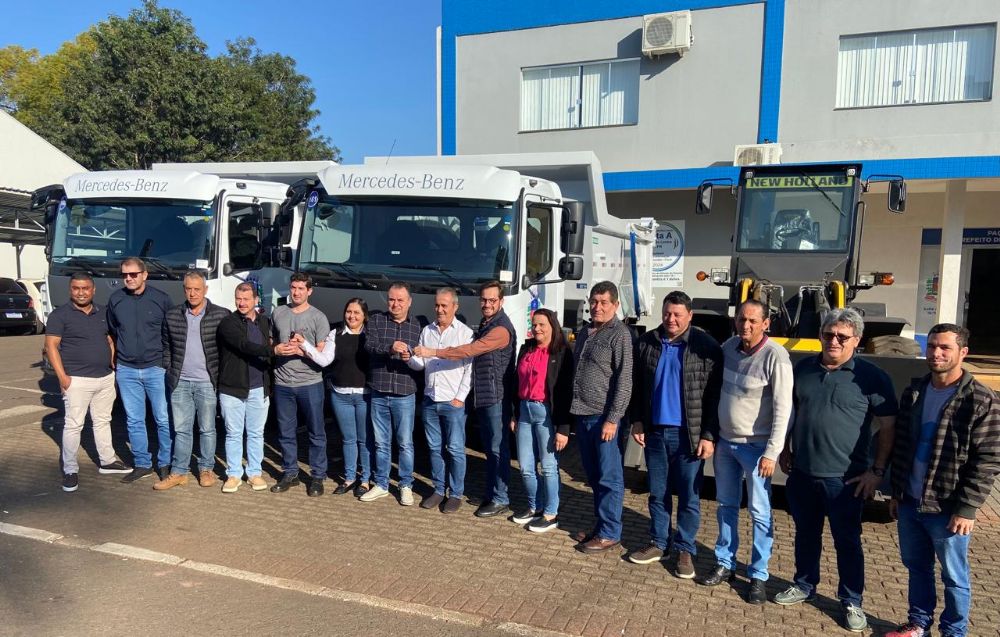 Administrao Municipal entrega dois caminhes novos para reforar a frota do setor rodovirio