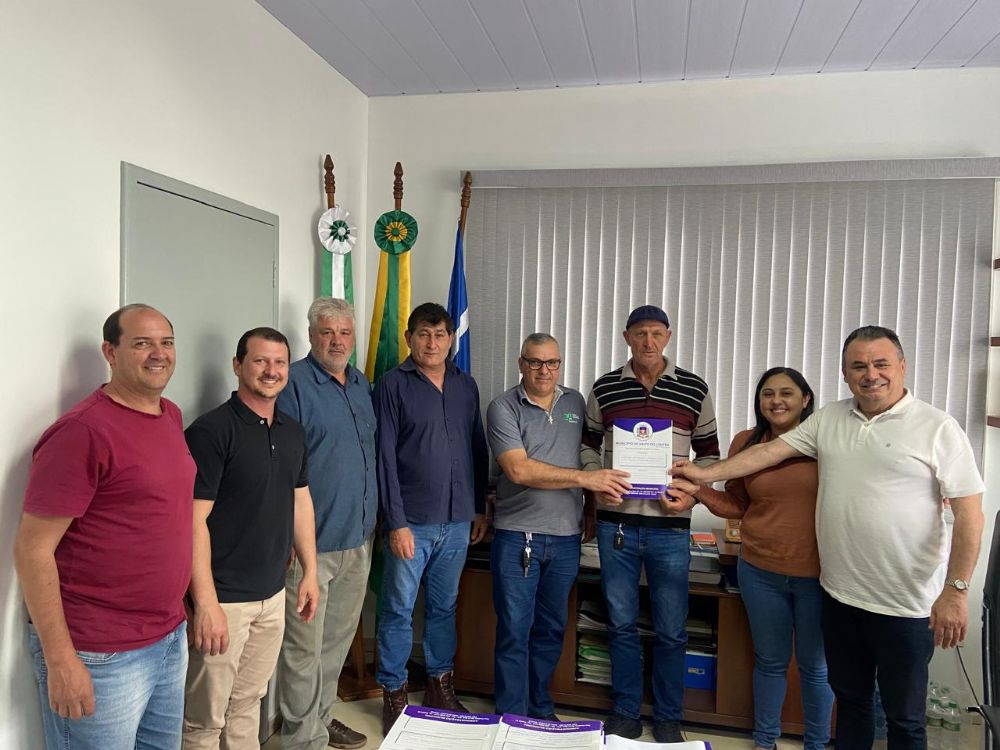 Associao de produtores rurais recebe equipamento agrcola