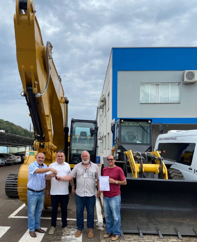 Escavadeira Hidrulica e P Carregadeira novas para Salto do Lontra