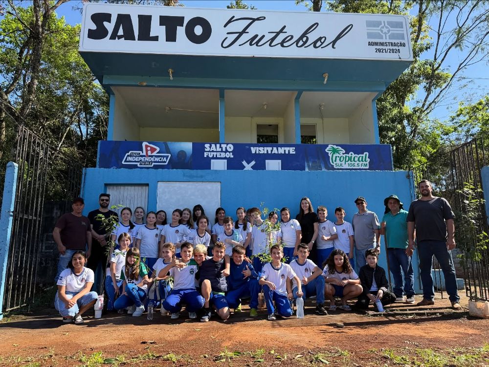 Dia da árvore: plantio de mudas com alunos da rede municipal de ensino