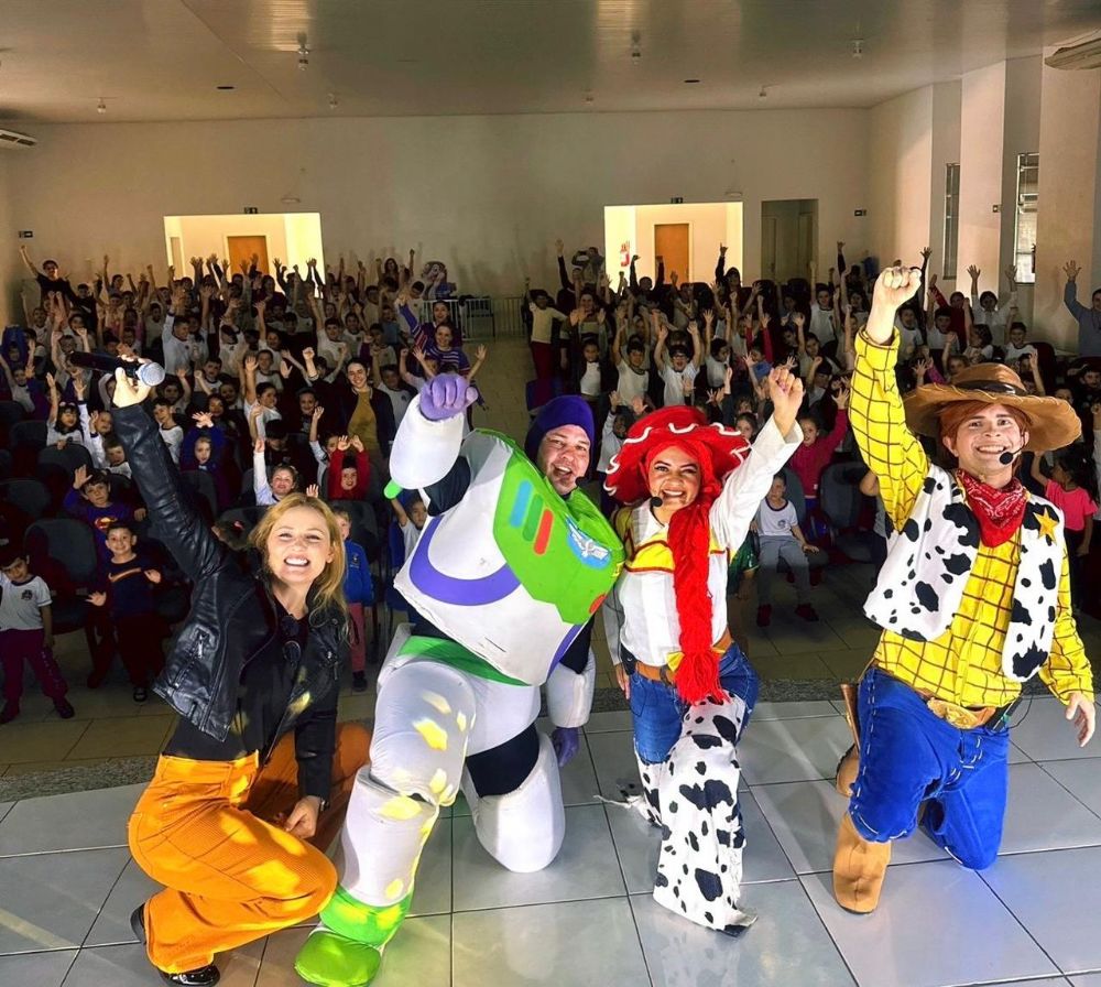 Teatro para alunos da rede municipal de ensino em comemoração ao Dia das Crianças