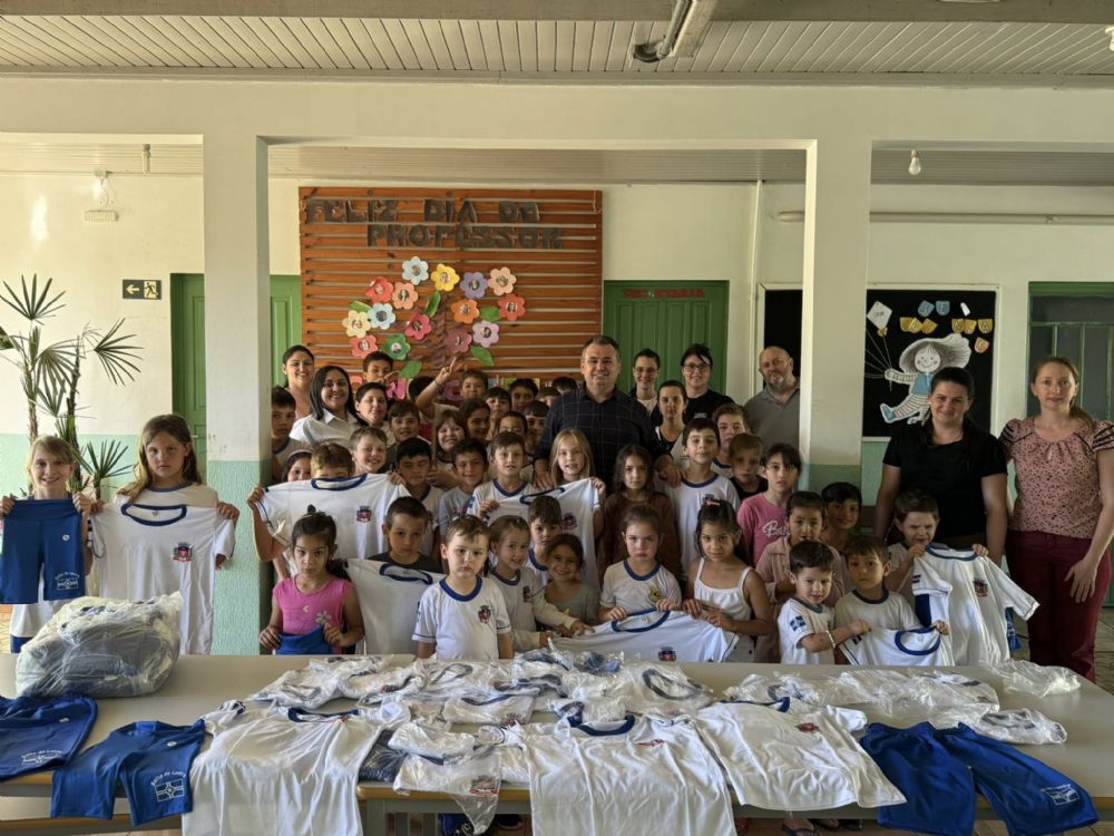 Administração Municipal faz mais uma entrega de uniformes escolares
